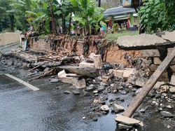 Tembok Penahan Tanggul Sungai Banyu Urip Surabaya Ambrol