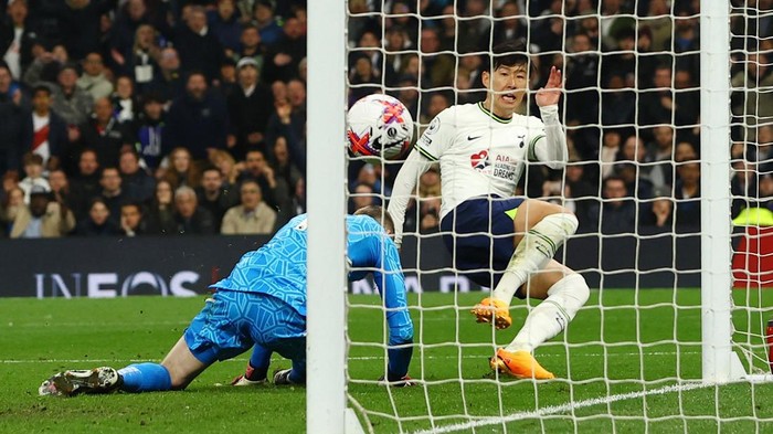 Soccer Football - Premier League - Tottenham Hotspur v Manchester United - Tottenham Hotspur Stadium, London, Britain - April 27, 2023 Tottenham Hotspurs Son Heung-min scores their second goal Action Images via Reuters/Paul Childs EDITORIAL USE ONLY. No use with unauthorized audio, video, data, fixture lists, club/league logos or live services. Online in-match use limited to 75 images, no video emulation. No use in betting, games or single club /league/player publications.  Please contact your account representative for further details.