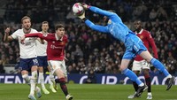 Tottenham injak gas di awal babak kedua. Serangan-serangan tim tuan rumah cukup merepotkan The Red Devils.