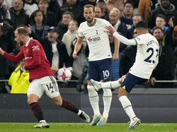 The Lilywhites memperkecil ketertinggalan menjadi 1-2 di menit ke-56. Sebuah kemelut di kotak penalti MU dituntaskan dengan tembakan keras Pedro Porro.