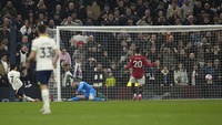 Tottenham menyamakan skor menjadi 2-2 di menit ke-79. Son merobek gawang De Gea setelah menyambar bola umpan Harry Kane yang mengarah ke tiang jauh.