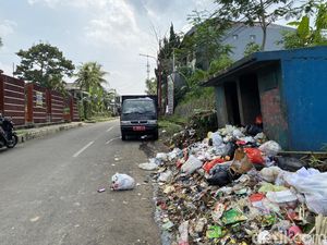 Jorok! Tumpukan Sampah Berserakan di Pinggir Jalan Kota Sukabumi