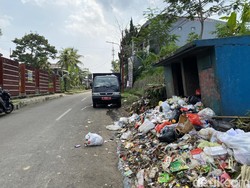 Jorok! Tumpukan Sampah Berserakan di Pinggir Jalan Kota Sukabumi