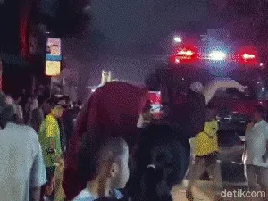 Viral Pangkas Rambut Santuy Nyukur Saat Ada Kebakaran di Samping Gang