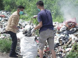 Warga Bersihkan Tumpukan Sampah di Jembatan Sungai Cihieum Majalengka