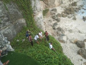 Bule Aussie Dihantam Ombak Saat Asyik Foto di Atas Karang Nusa Penida Bule Aussie Dihantam Ombak Saat Asyik Foto di Atas Karang Nusa Penida