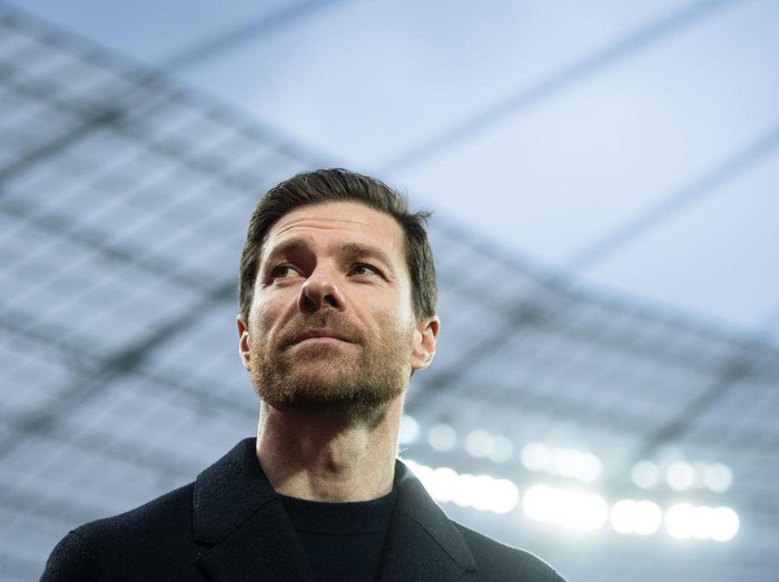 19 March 2023, North Rhine-Westphalia, Leverkusen: Soccer: Bundesliga, Bayer Leverkusen - Bayern Munich, Matchday 25, BayArena. Leverkusen coach Xabi Alonso enters the stadium. Photo: Marius Becker/dpa - IMPORTANT NOTE: In accordance with the requirements of the DFL Deutsche Fußball Liga and the DFB Deutscher Fußball-Bund, it is prohibited to use or have used photographs taken in the stadium and/or of the match in the form of sequence pictures and/or video-like photo series. (Photo by Marius Becker/picture alliance via Getty Images)