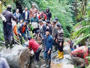 Tiga Warga Pasuruan Tewas Terseret Longsor dan Jatuh ke Jurang 70 Meter Tiga Warga Pasuruan Tewas Terseret Longsor dan Jatuh ke Jurang 70 Meter
