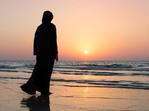 8 Adab Berpakaian dalam Islam bagi Perempuan & Laki-laki 8 Adab Berpakaian dalam Islam bagi Perempuan & Laki-laki