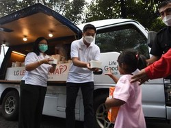 LG Gelar Aksi Peduli Lebaran Sehat di Sekitar 3 TPS Surabaya