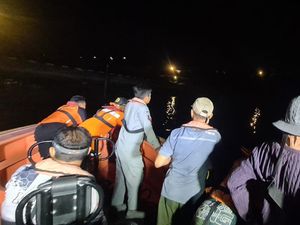 Bakamla Selamatkan 9 Korban Kebocoran Kapal di Perairan Kupang