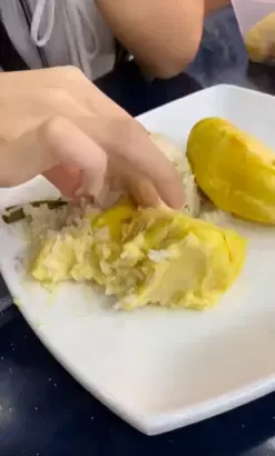 Vlogger asal China makan durian pakai nasi