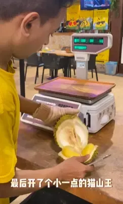 Vlogger asal China makan durian pakai nasi