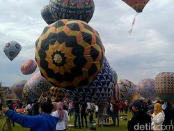 Semarak Festival Balon Udara di Stadion Hoegeng Pekalongan