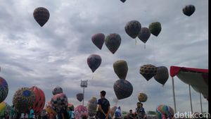 Warna-warni Balon Udara dalam Festival di Pekalongan