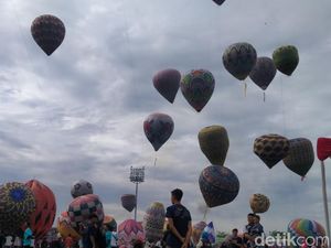 Warna-warni Balon Udara dalam Festival di Pekalongan Warna-warni Balon Udara dalam Festival di Pekalongan
