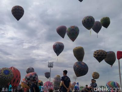 Warna-warni Balon Udara dalam Festival di Pekalongan