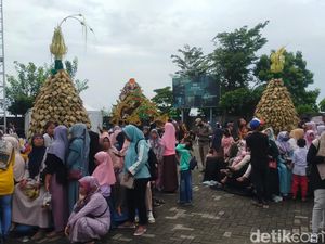 Festival Kupatan Tanjung Kodok: Serunya Rebutan Kupat di Lebaran Ketupat Festival Kupatan Tanjung Kodok: Serunya Rebutan Kupat di Lebaran Ketupat