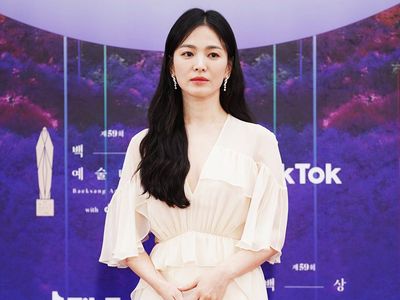 8 Gaya Artis Cantik Tebar Pesona di Baeksang Awards 2023, IU Hingga Suzy