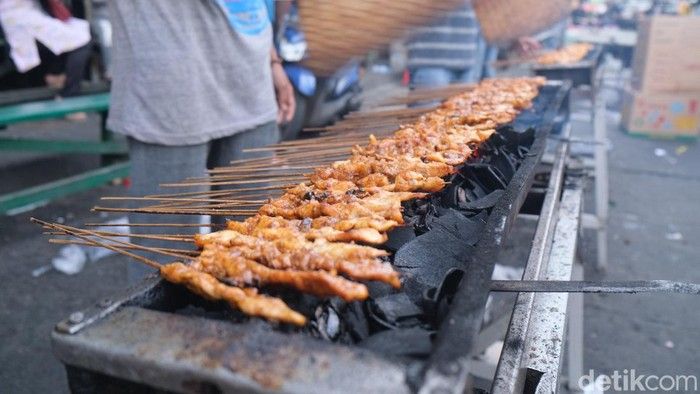 Gokil! Omzet 5 Penjual Makanan Kaki Lima Ini Belasan Juta Rupiah per Hari