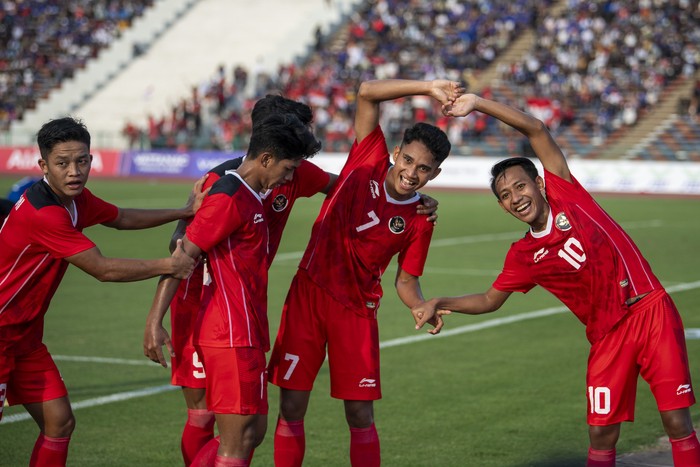 Pesepak bola Timnas Indonesia Ramadhan Sananta (kanan) menendang bola dibayangi penjaga gawang Timnas Filipina Quincy Julian Kammerad (kiri) saat pertandingan perdana Grup A Sepak Bola SEA Games 2023 di National Olympic Stadium, Phnom Penh, Kamboja, Sabtu (29/4/2023). Timnas Indonesia menang atas Timnas Filipina dengan skor 3-0. ANTARA FOTO/M Agung Rajasa/foc.