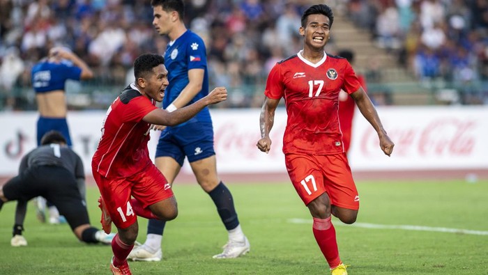 Pesepak bola Timnas Indonesia Ramadhan Sananta (kanan) menendang bola dibayangi penjaga gawang Timnas Filipina Quincy Julian Kammerad (kiri) saat pertandingan perdana Grup A Sepak Bola SEA Games 2023 di National Olympic Stadium, Phnom Penh, Kamboja, Sabtu (29/4/2023). Timnas Indonesia menang atas Timnas Filipina dengan skor 3-0. ANTARA FOTO/M Agung Rajasa/foc.