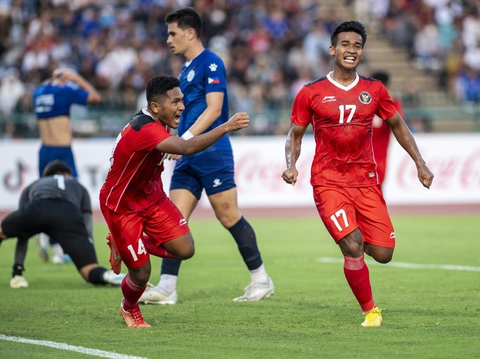 Pesepak bola Timnas Indonesia Ramadhan Sananta (kanan) menendang bola dibayangi penjaga gawang Timnas Filipina Quincy Julian Kammerad (kiri) saat pertandingan perdana Grup A Sepak Bola SEA Games 2023 di National Olympic Stadium, Phnom Penh, Kamboja, Sabtu (29/4/2023). Timnas Indonesia menang atas Timnas Filipina dengan skor 3-0. ANTARA FOTO/M Agung Rajasa/foc.