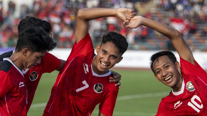 Pesepak bola Timnas Indonesia merayakan kemenangan usai mencetak gol ke gawang Timnas Filipina saat pertandingan perdana Grup A Sepak Bola SEA Games 2023 di National Olympic Stadium, Phnom Penh, Kamboja, Sabtu (29/4/2023). Timnas Indonesia menang atas Timnas Filipina dengan skor 3-0. ANTARA FOTO/M Agung Rajasa/foc.