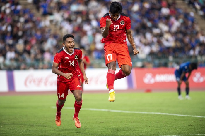 Pesepak bola Timnas Indonesia Ramadhan Sananta (kanan) menendang bola dibayangi penjaga gawang Timnas Filipina Quincy Julian Kammerad (kiri) saat pertandingan perdana Grup A Sepak Bola SEA Games 2023 di National Olympic Stadium, Phnom Penh, Kamboja, Sabtu (29/4/2023). Timnas Indonesia menang atas Timnas Filipina dengan skor 3-0. ANTARA FOTO/M Agung Rajasa/foc.