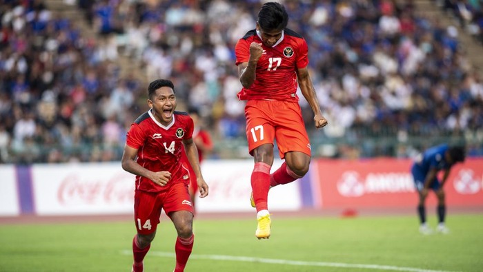 Pesepak bola Timnas Indonesia Ramadhan Sananta (kanan) menendang bola dibayangi penjaga gawang Timnas Filipina Quincy Julian Kammerad (kiri) saat pertandingan perdana Grup A Sepak Bola SEA Games 2023 di National Olympic Stadium, Phnom Penh, Kamboja, Sabtu (29/4/2023). Timnas Indonesia menang atas Timnas Filipina dengan skor 3-0. ANTARA FOTO/M Agung Rajasa/foc.
