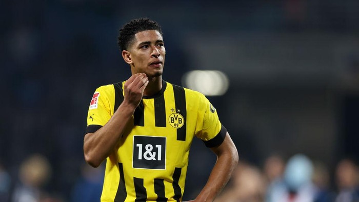 BOCHUM, GERMANY - APRIL 28: Jude Bellingham of Borussia Dortmund looks dejected after their draw in the Bundesliga match between VfL Bochum 1848 and Borussia Dortmund at Vonovia Ruhrstadion on April 28, 2023 in Bochum, Germany. (Photo by Lars Baron/Getty Images)