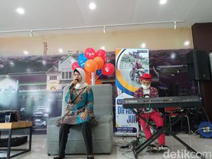 Aksi Memukau Dua Remaja Difabel di Stasiun Kejaksan Cirebon