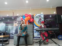 Aksi Memukau Dua Remaja Difabel di Stasiun Kejaksan Cirebon