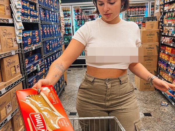 Penampilan Model yang Diusir dari Supermarket karena Baju Terlalu Vulgar