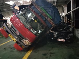 Gelombang Besar di Selat Bali, Truk di Kapal Terguling Timpa 2 Mobil