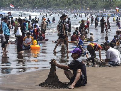 Wow, Pantai Pangandaran Rame Banget