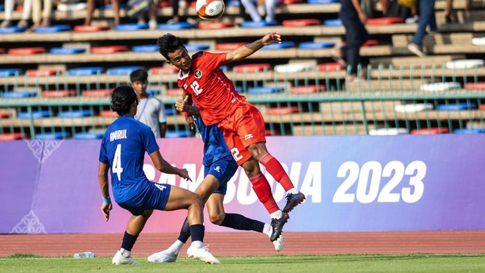 Pesepak bola Timnas Indonesia menyanyikan lagu Indonesia Raya sebelum pertandingan perdana Grup A Sepak Bola SEA Games 2023 di National Olympic Stadium, Phnom Penh, Kamboja, Sabtu (29/4/2023). ANTARA FOTO/M Agung Rajasa/foc.
