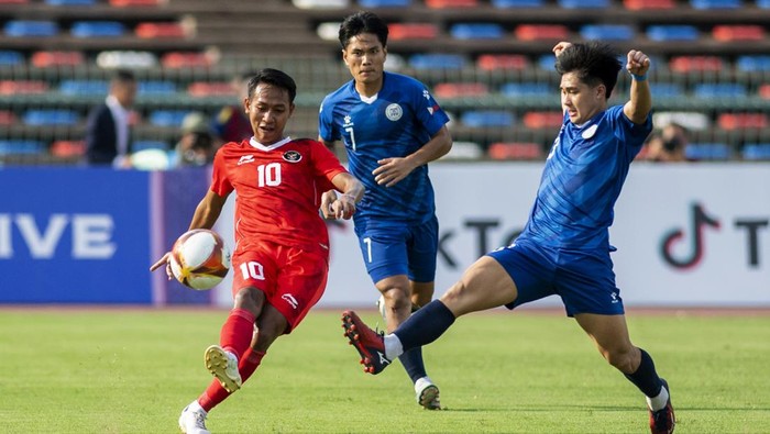 Pesepak bola Timnas Indonesia menyanyikan lagu Indonesia Raya sebelum pertandingan perdana Grup A Sepak Bola SEA Games 2023 di National Olympic Stadium, Phnom Penh, Kamboja, Sabtu (29/4/2023). ANTARA FOTO/M Agung Rajasa/foc.