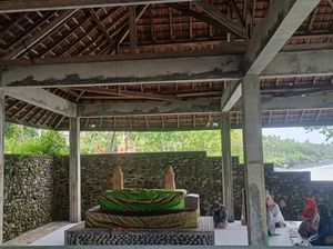 Umat Muslim Padati Pantai Ujung Saat Lebaran Ketupat, Ziarah-Rekreasi Umat Muslim Padati Pantai Ujung Saat Lebaran Ketupat, Ziarah-Rekreasi