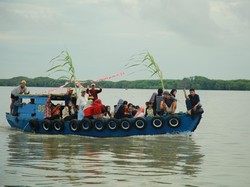 Perayaan Lebaran Ketupat Antimainstream di Tengah Perairan Surabaya