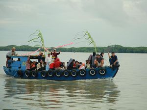 Perayaan Lebaran Ketupat Antimainstream di Tengah Perairan Surabaya Perayaan Lebaran Ketupat Antimainstream di Tengah Perairan Surabaya