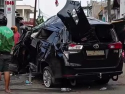 Wanita di Makassar Ngebut hingga Mobilnya Tabrak Tiang Listrik dan Terbalik