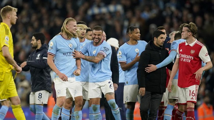 Manchester Citys Kyle Walker, center, celebrates with teammate Erling Haaland at the end of the English Premier League soccer match between Manchester City and Arsenal at Etihad stadium in Manchester, England, Wednesday, April 26, 2023. Manchester City won 4-1. (AP Photo/Dave Thompson)