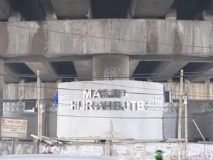 Cerita Masjid Hijrah Kolong Tol: Ibadah di Antara Bising Kendaraan Cerita Masjid Hijrah Kolong Tol: Ibadah di Antara Bising Kendaraan