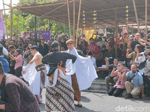 Gaya Gibran Menari Dinilai Kaku Bak Robot, Netizen: Belajar ke Jan Ethes Gaya Gibran Menari Dinilai Kaku Bak Robot, Netizen: Belajar ke Jan Ethes