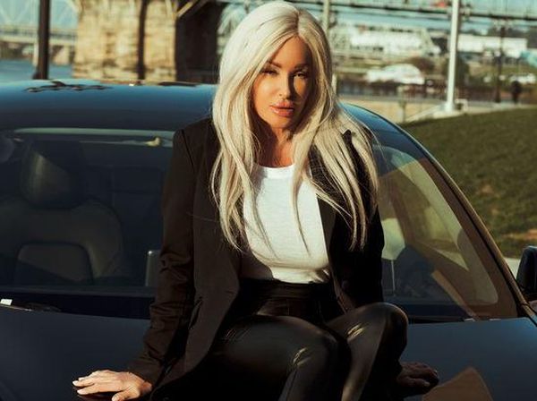 Potret Nannette Hammond, Sopir Taksi Paling Seksi di Dunia