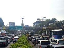 Jalur Puncak Bogor Pagi Ini Macet, One Way Diterapkan!