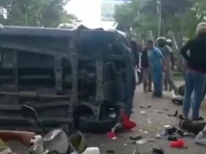 Pemobil Diduga Ngantuk Tabrak 4 Pemotor di Makassar, Korban Luka-Patah Tulang