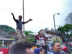 Momen Pemudik Dihibur Musik Saat Terjebak One Way di Nagreg