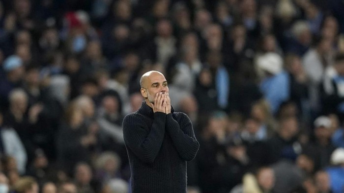 Manchester Citys head coach Pep Guardiola reacts after Manchester Citys Erling Haaland missed a shot at goal during the English Premier League soccer match between Manchester City and Arsenal at Etihad stadium in Manchester, England, Wednesday, April 26, 2023. (AP Photo/Dave Thompson)